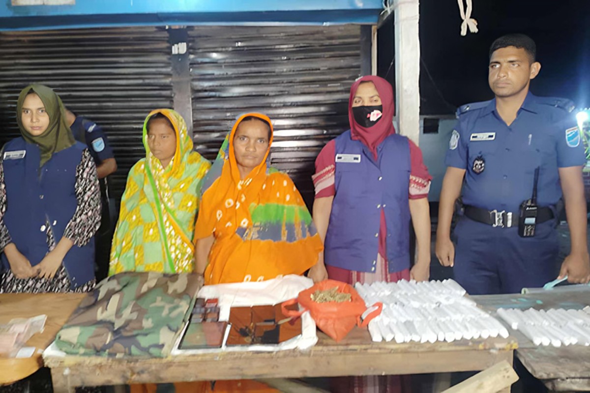 নারায়ণগঞ্জে যৌথবাহিনীর অভিযানে দেশীয় অস্ত্র ও মাদকসহ দুই নারী আটক