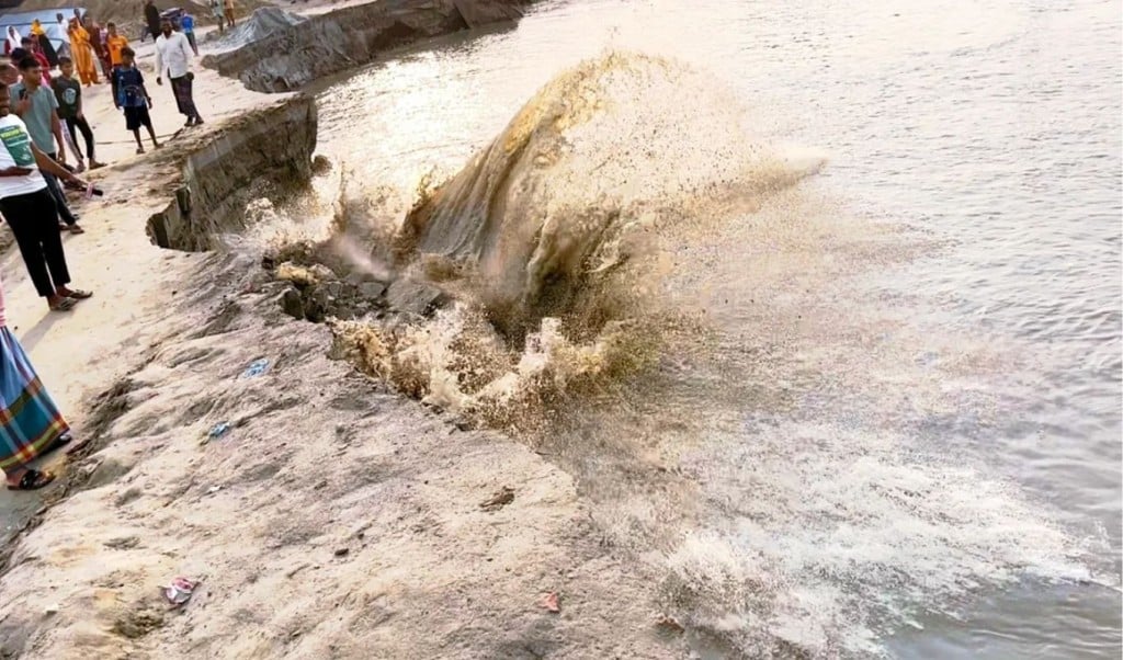 পদ্মা সেতু প্রকল্পের রক্ষা বাঁধে ভয়াবহ ভাঙন 1749379419 পদ্মা সেতু প্রকল্পের রক্ষা বাঁধে ভয়াবহ ভাঙন