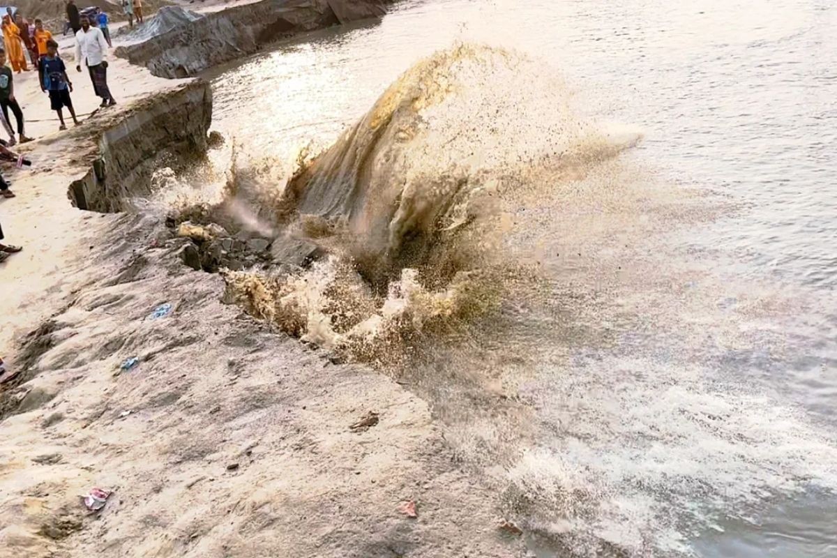 পদ্মা সেতু প্রকল্পের রক্ষা বাঁধে ভয়াবহ ভাঙন
