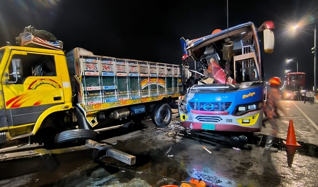 পদ্মা সেতুতে ট্রাককে পেছন থেকে বাসের ধাক্কা নিহত ২ 1749872550 পদ্মা সেতুতে ট্রাককে পেছন থেকে বাসের ধাক্কা, নিহত ২