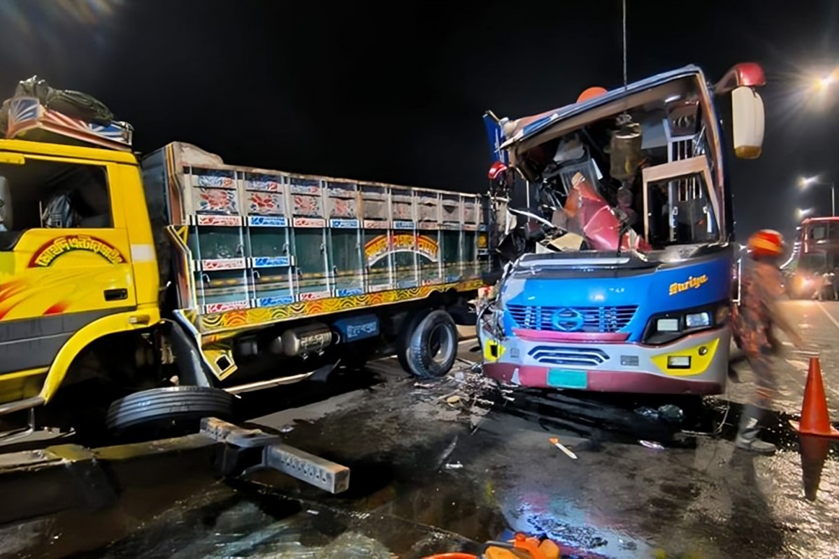 পদ্মা সেতুতে ট্রাককে পেছন থেকে বাসের ধাক্কা, নিহত ২