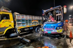 পদ্মা সেতুতে ট্রাককে পেছন থেকে বাসের ধাক্কা, নিহত ২