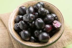 পাকা জামের মধুর রসে আছে যেসব স্বাস্থ্য উপকারিতা