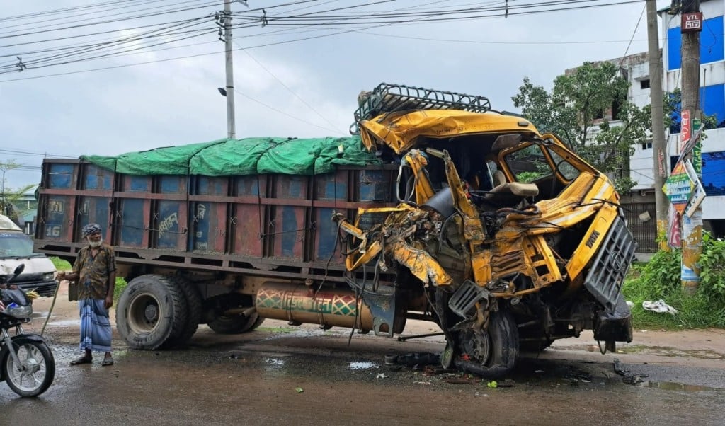 পাবনায় বাস ট্রাক সংঘর্ষ 1750164079 পাবনায় বাস-ট্রাক সংঘর্ষে ট্রাকচালক নিহত, আহত ২