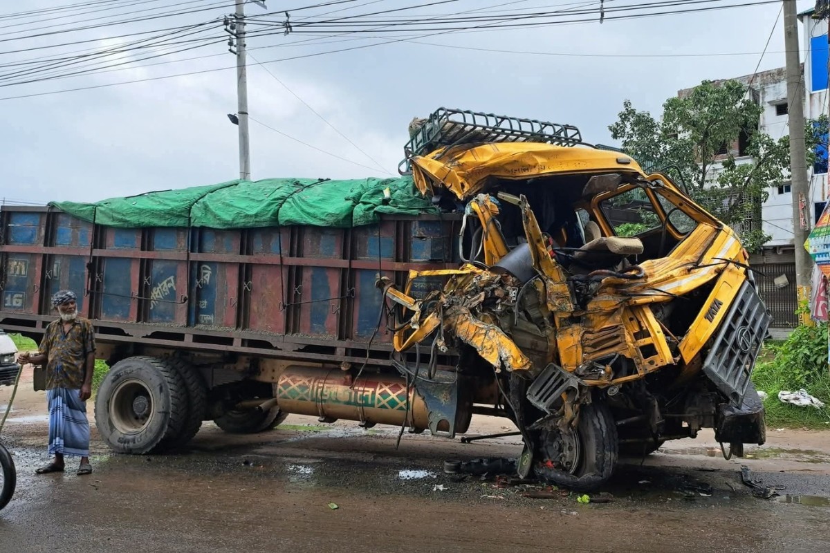 পাবনায় বাস-ট্রাক সংঘর্ষে ট্রাকচালক নিহত, আহত ২