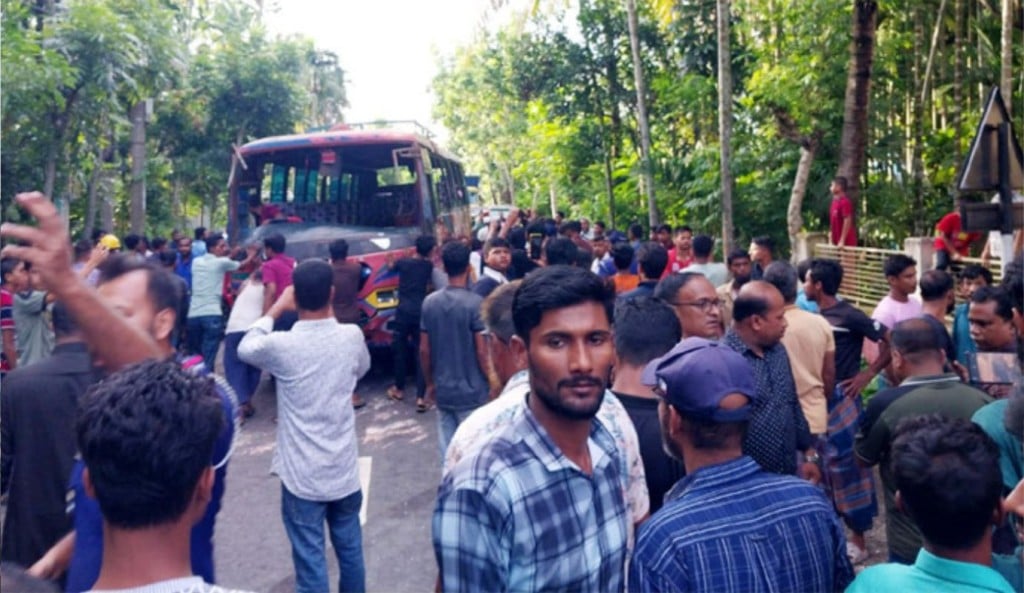 পিরোজপুরে বিয়ের বাস উল্টে নিহত ১ আহত ৩০ 1751038567 পিরোজপুরে বিয়ের বাস উল্টে নিহত ১, আহত ৩০