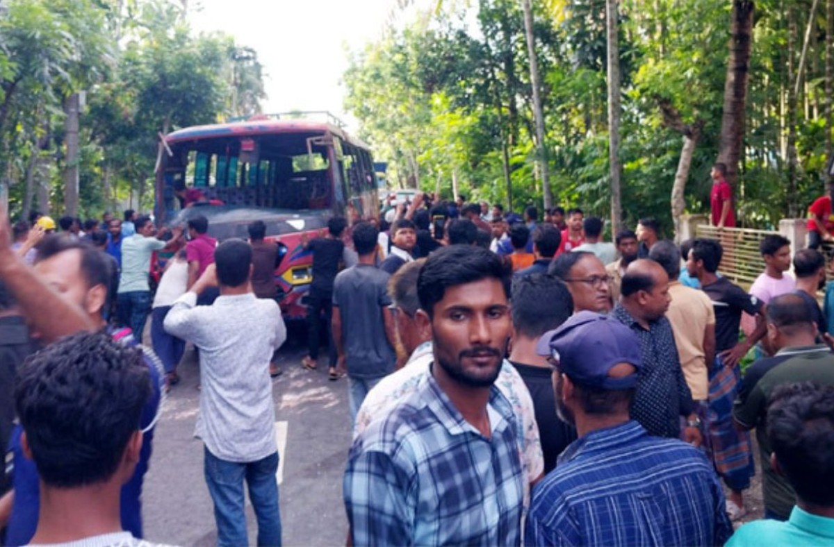 পিরোজপুরে বিয়ের বাস উল্টে নিহত ১, আহত ৩০