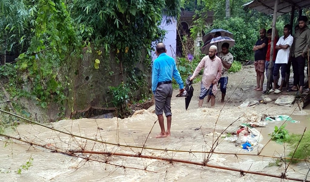 প্রবল স্রোতে ঢুকছে পানি 1748844397 সিলেটে কুশিয়ারায় বাঁধ ভেঙে প্লাবিত এলাকা, প্রবল স্রোতে ঢুকছে পানি