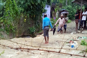 সিলেটে কুশিয়ারায় বাঁধ ভেঙে প্লাবিত এলাকা, প্রবল স্রোতে ঢুকছে পানি