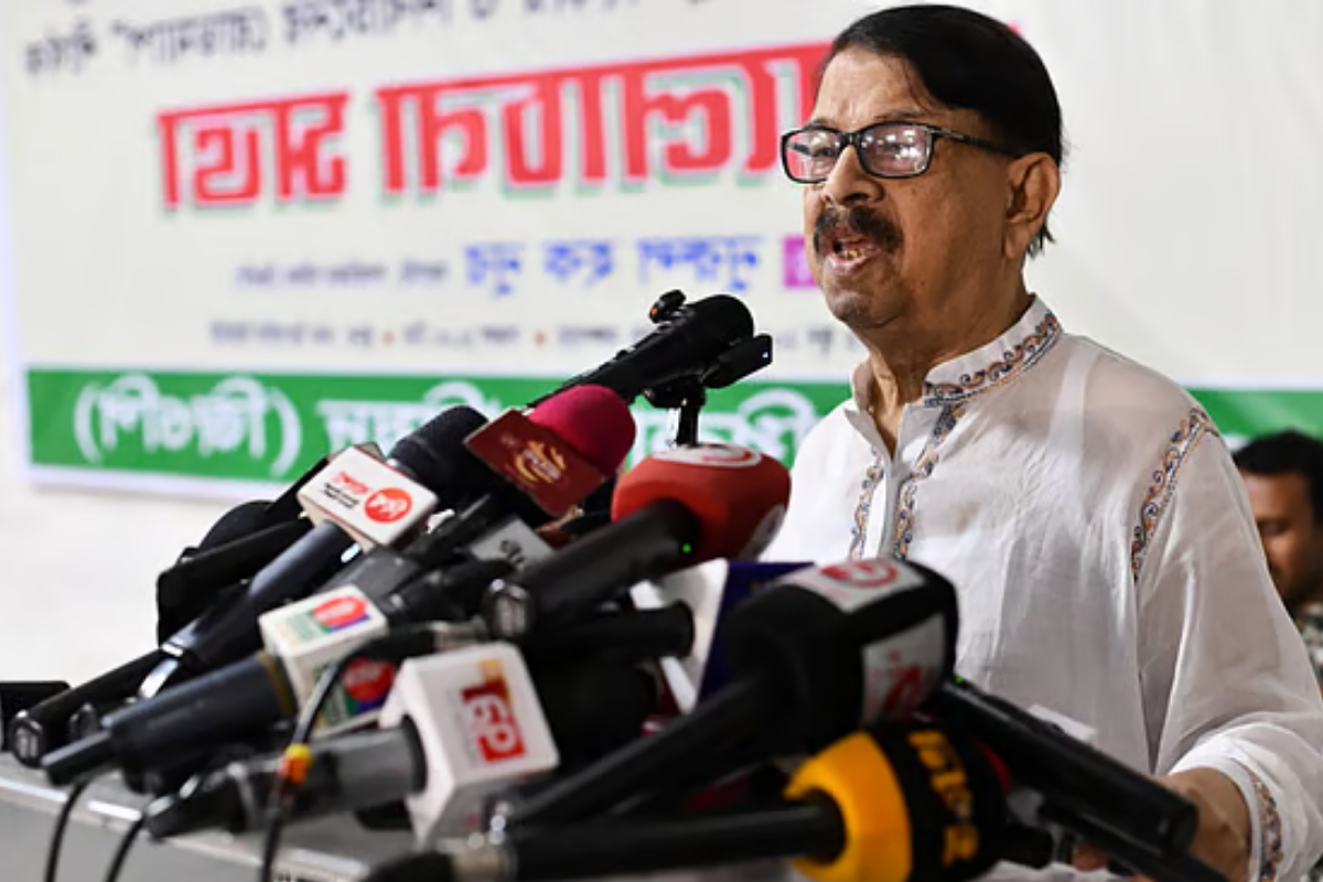 প্রশ্ন করলে জবাবের বদলে মিষ্টি হাসি দিয়ে বিদায় করে দেন ড. ইউনূস: মান্না