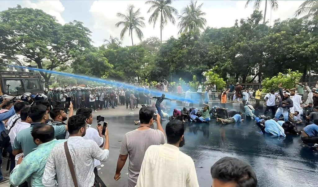 প্রেসক্লাবে আন্দোলনকারীদের ওপর জলকামান সাউন্ড গ্রেনেড নিক্ষেপ 1750576654 প্রেসক্লাবে আন্দোলনকারীদের ওপর জলকামান-সাউন্ড গ্রেনেড নিক্ষেপ