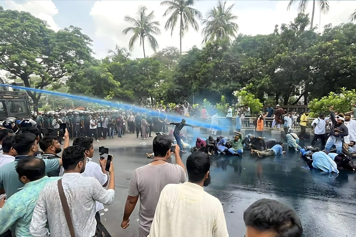 প্রেসক্লাবে আন্দোলনকারীদের ওপর জলকামান-সাউন্ড গ্রেনেড নিক্ষেপ