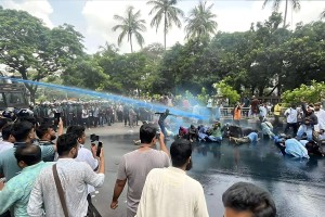 প্রেসক্লাবে আন্দোলনকারীদের ওপর জলকামান-সাউন্ড গ্রেনেড নিক্ষেপ