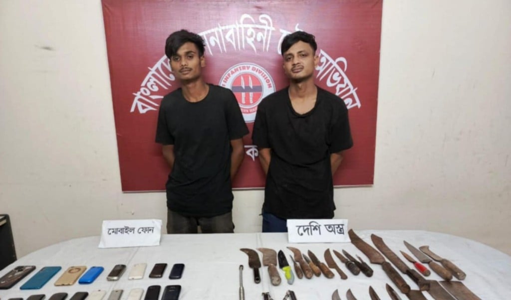 বগুড়ায় কিশোর গ্যাংয়ের ২ সদস্য আটক দেশীয় অস্ত্র উদ্ধার 1750861776 বগুড়ায় কিশোর গ্যাংয়ের ২ সদস্য আটক, দেশীয় অস্ত্র উদ্ধার