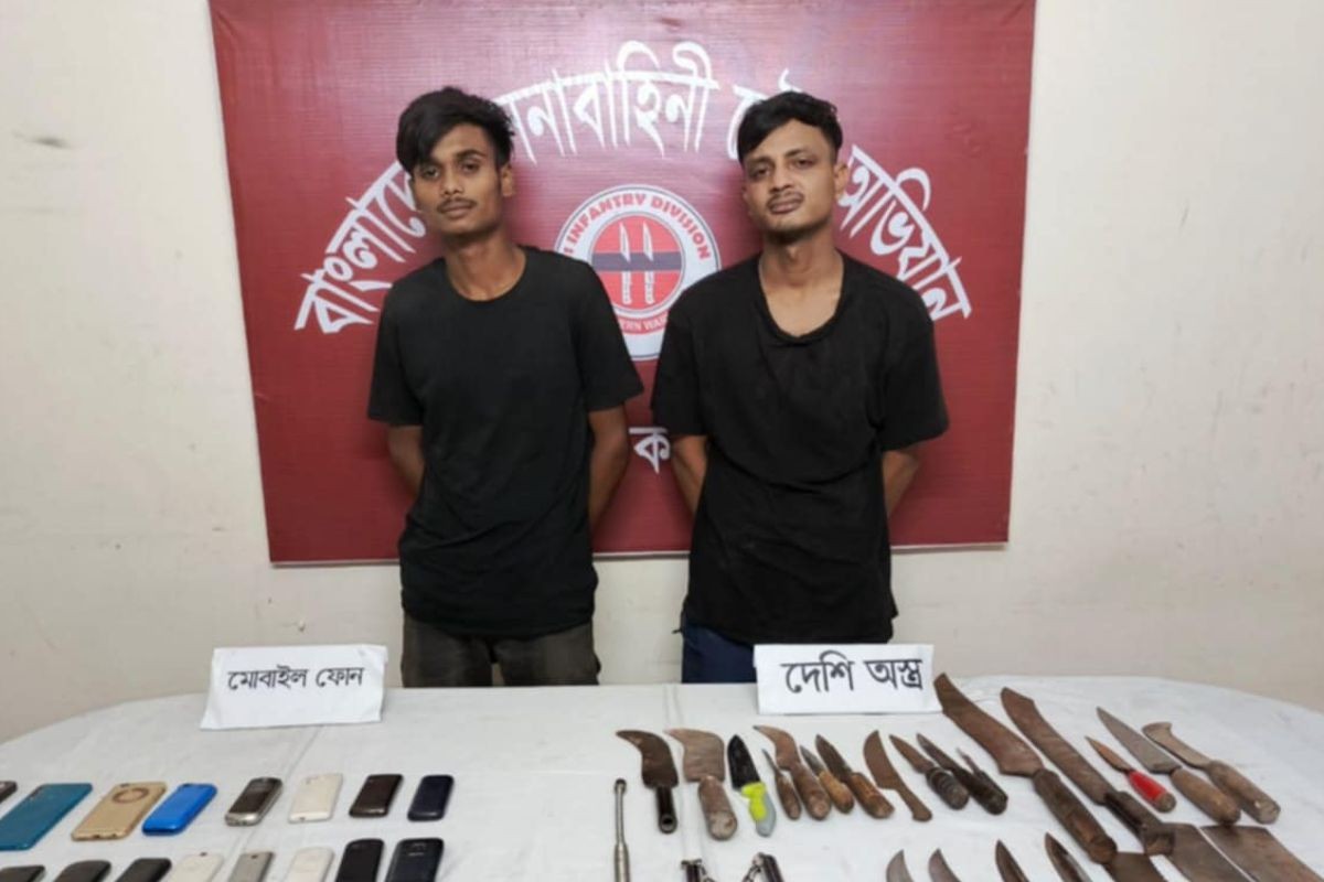 বগুড়ায় কিশোর গ্যাংয়ের ২ সদস্য আটক, দেশীয় অস্ত্র উদ্ধার