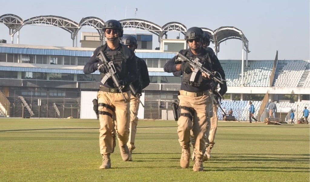 বাংলাদেশ সিঙ্গাপুর ম্যাচের নিরাপত্তায় সোয়াট 1749396493 বাংলাদেশ-সিঙ্গাপুর ম্যাচের নিরাপত্তায় সোয়াট