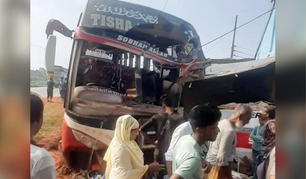 বাস নিয়ন্ত্রণ হারিয়ে মসজিদে ধাক্কা বাবা ছেলে নিহত 1 1749192698 বাস নিয়ন্ত্রণ হারিয়ে মসজিদে ধাক্কা, বাবা-ছেলে নিহত