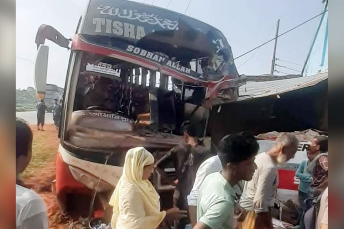 বাস নিয়ন্ত্রণ হারিয়ে মসজিদে ধাক্কা, বাবা-ছেলে নিহত