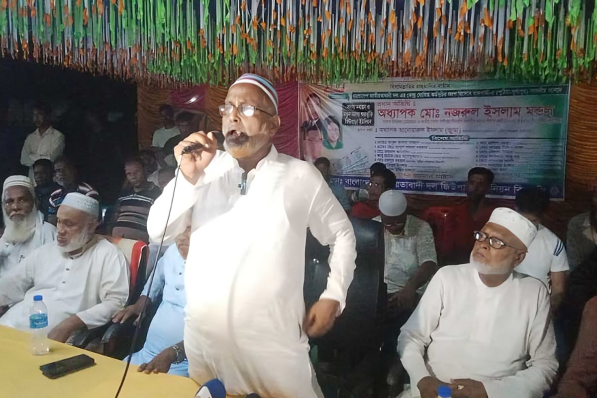 দুপুরে আজীবনের জন্য বহিষ্কার , বিকেলে দলীয় সভায় প্রধান বক্তা!