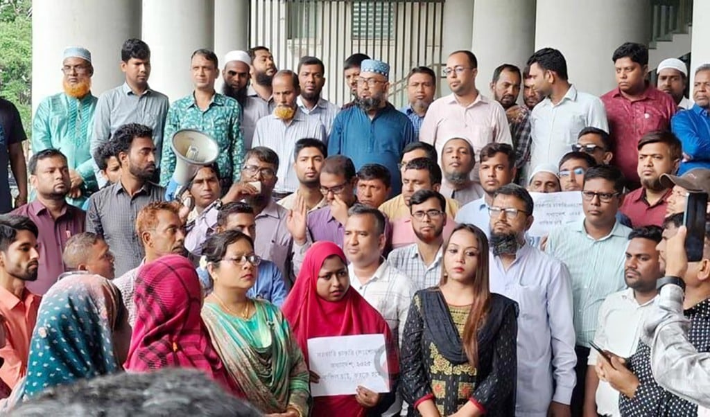বিক্ষোভ করছেন কর্মচারীরা 1750142229 অধ্যাদেশ বাতিলের দাবিতে আজও সচিবালয়ে বিক্ষোভ করছেন কর্মচারীরা
