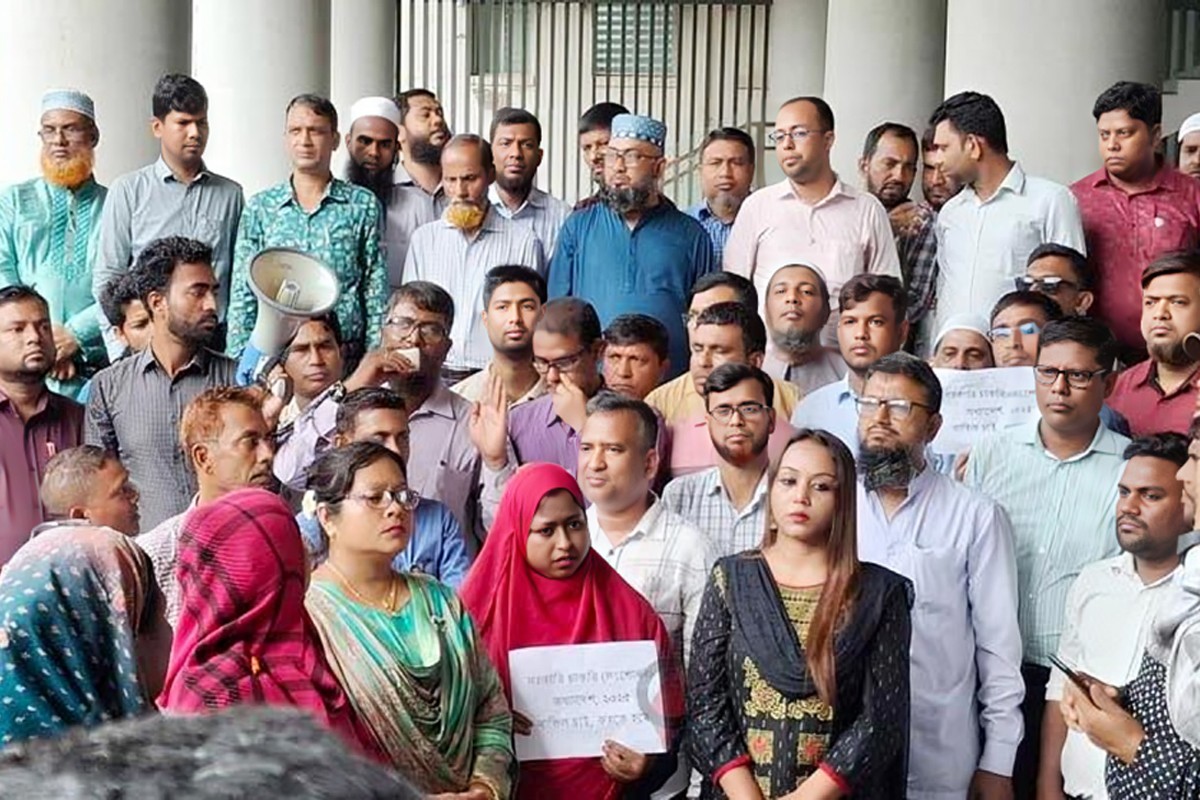 অধ্যাদেশ বাতিলের দাবিতে আজও সচিবালয়ে বিক্ষোভ করছেন কর্মচারীরা