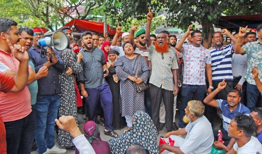 বিডিআর 1750756827 জাদুঘরের সামনে চাকরিচ্যুত বিডিআর সদস্যরা, সতর্ক পুলিশ