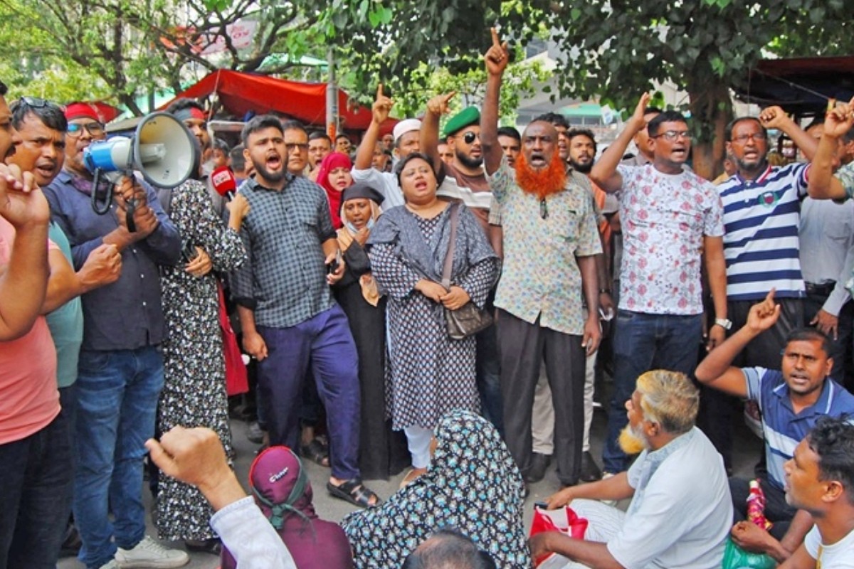 জাদুঘরের সামনে চাকরিচ্যুত বিডিআর সদস্যরা, সতর্ক পুলিশ