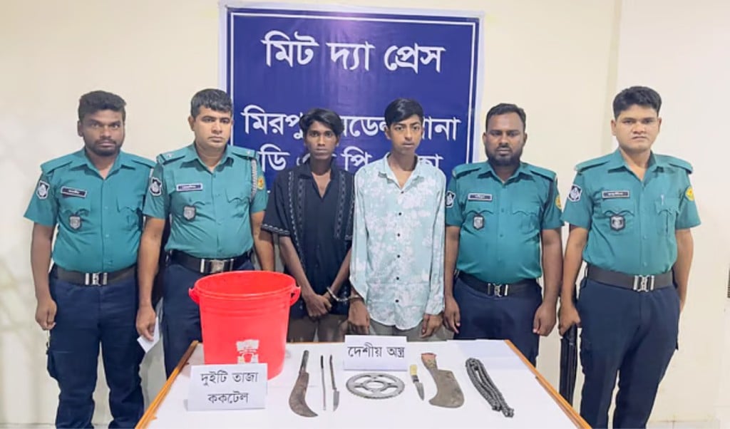 বিস্ফোরক ও দেশীয় অস্ত্রসহ ছাত্রলীগের চার কর্মী গ্রেপ্তারদাবি পুলিশের 1750520420 বিস্ফোরক ও দেশীয় অস্ত্রসহ ছাত্রলীগের চার কর্মী গ্রেপ্তার, দাবি পুলিশের