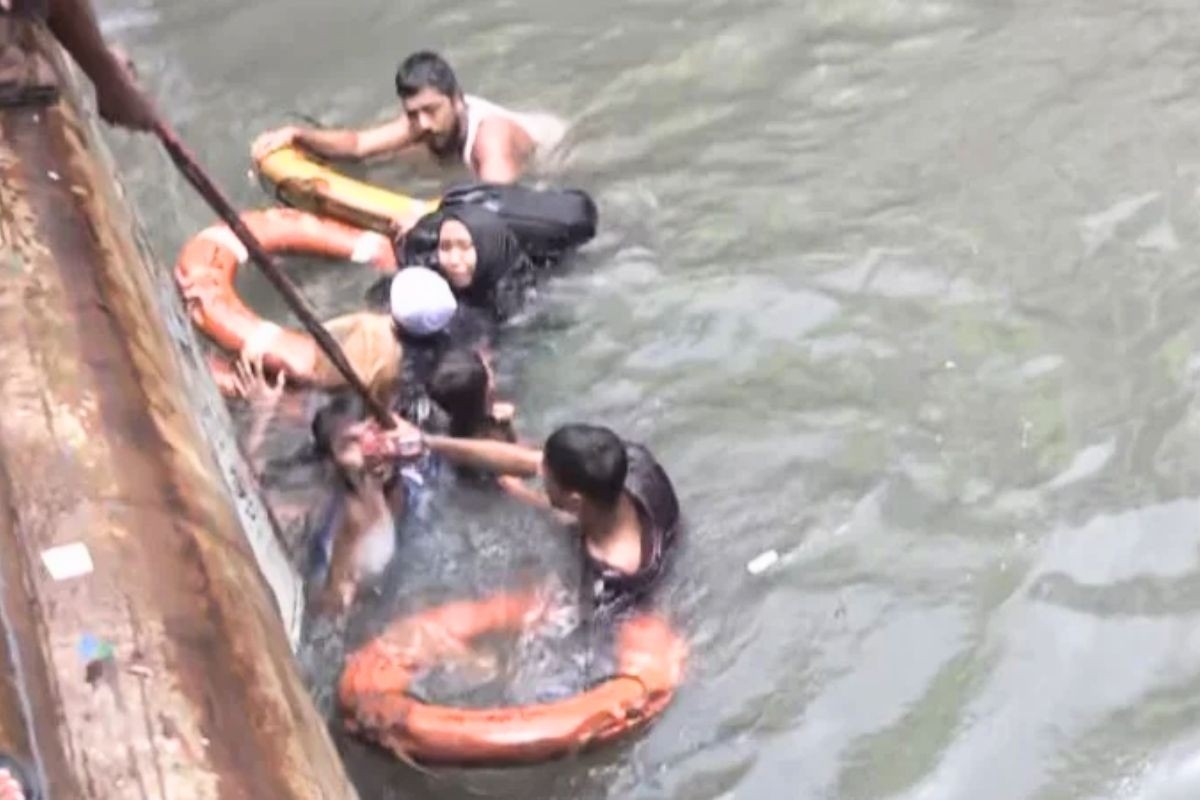ভিড় ঠেলে লঞ্চে উঠতে গিয়ে বুড়িগঙ্গায় পড়ে গেলেন নারী-শিশুসহ ৫ যাত্রী
