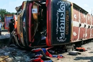 ময়মনসিংহে নিয়ন্ত্রণ হারিয়ে বাস উল্টে হেলপার নিহত, আহত ১৯