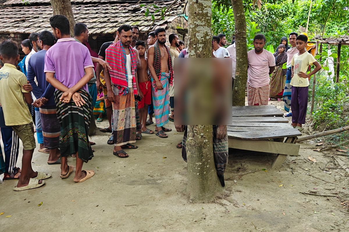 মাঠে পড়েছিলো স্ত্রীর নিথর দেহ, স্বামীর ঝুলছিলো গাছে