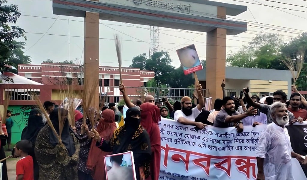 মামলা থেকে বৈছাআ নেতার নাম বাদ দেওয়ার অভিযোগে বিএনপির ঝাড়ুমিছিল 1750138409 মামলা থেকে বৈছাআ নেতার নাম বাদ দেওয়ায় ঝাড়ুমিছিল