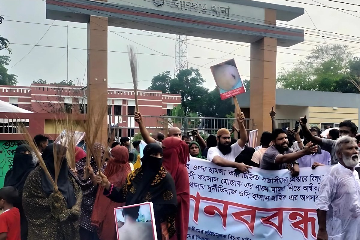 মামলা থেকে বৈছাআ নেতার নাম বাদ দেওয়ায় ঝাড়ুমিছিল
