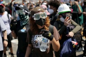 মাস্ক পরিহিতদের গ্রেপ্তারের নির্দেশ দিলেন ট্রাম্প