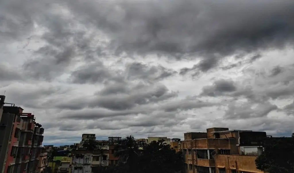 মেঘলা আকাশ 1750739626 আজ মেঘাচ্ছন্ন থাকবে ঢাকার আকাশ, হতে পারে বৃষ্টি