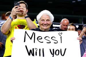 মেসিকে বিয়ে করতে চান ৯৮ বছর বয়সী নারী!