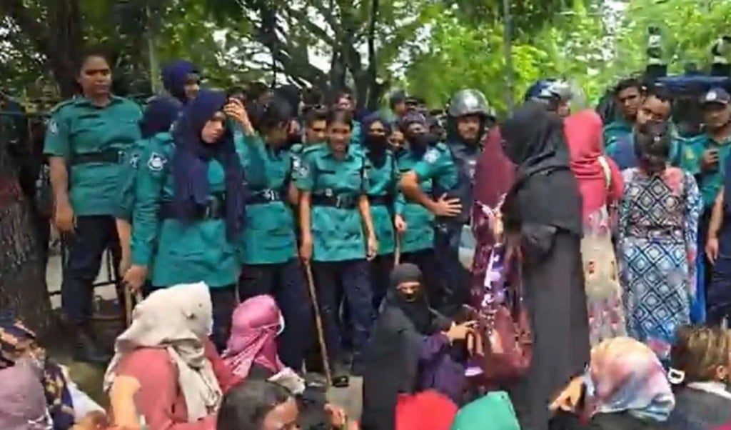 যমুনা অভিমুখে ‘তথ্য আপা প্রকল্পের কর্মীদের মিছিলে পুলিশের বাধা 1748762297 যমুনা অভিমুখে ‘তথ্য আপা’ প্রকল্পের কর্মীদের মিছিলে পুলিশের বাধা