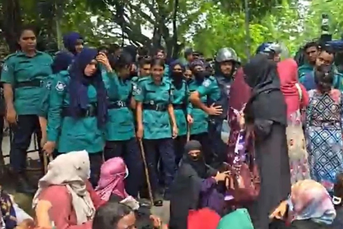 যমুনা অভিমুখে ‘তথ্য আপা’ প্রকল্পের কর্মীদের মিছিলে পুলিশের বাধা
