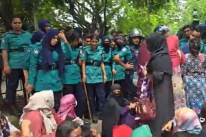 যমুনা অভিমুখে ‘তথ্য আপা’ প্রকল্পের কর্মীদের মিছিলে পুলিশের বাধা