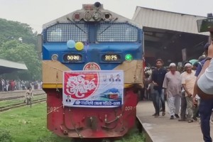নরসিংদীতে ৩ আন্তঃনগর ট্রেনের যাত্রাবিরতির উদ্বোধন