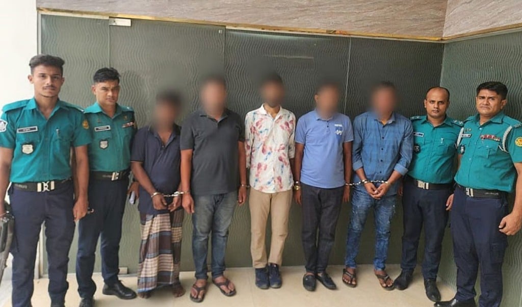 র ্যাব পরিচয়ে কোটি টাকা লুটে সাবেক সেনা ও পুলিশ সদস্য পুলিশ 1750337690 র‌্যাব পরিচয়ে কোটি টাকা লুটে সাবেক সেনা ও পুলিশ সদস্য: পুলিশ