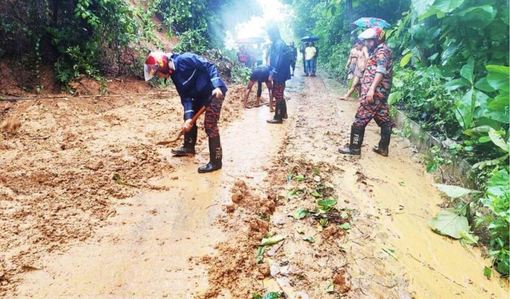রাঙামাটিতে পাহাড় ধস রাস্তা ডুবে যোগাযোগ ব্যাহত 1748793026 রাঙামাটিতে পাহাড় ধস-রাস্তা ডুবে যোগাযোগ ব্যাহত, চলছে মাইকিং