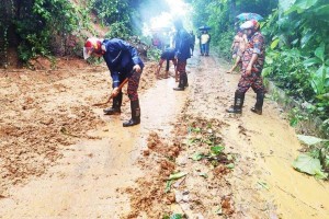 রাঙামাটিতে পাহাড় ধস-রাস্তা ডুবে যোগাযোগ ব্যাহত, চলছে মাইকিং