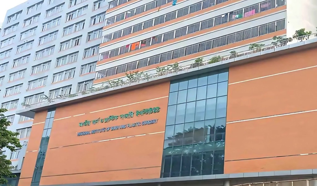 রাজধানীতে পানির ট্যাংক পরিষ্কারের সময় বিস্ফোরণে বাবা মেয়েসহ দগ্ধ ৪ 1751180082 রাজধানীতে পানির ট্যাংক পরিষ্কারের সময় বিস্ফোরণে বাবা-মেয়েসহ দগ্ধ ৪