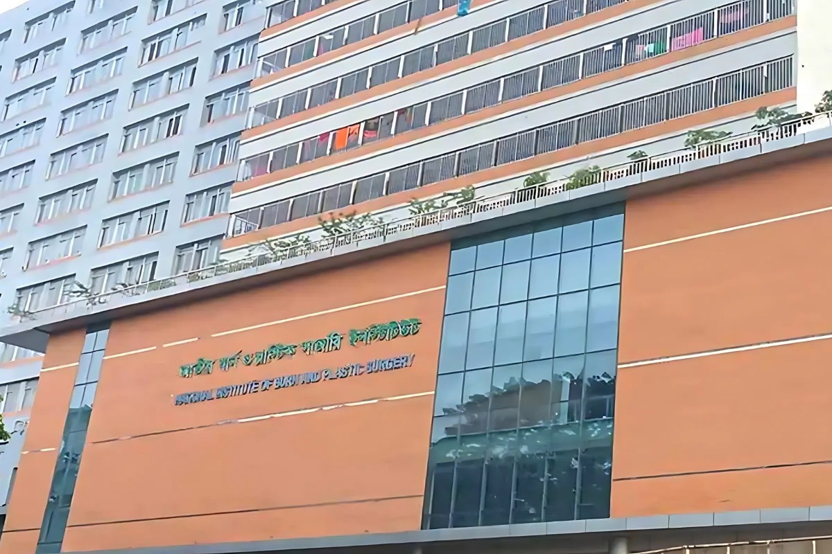 রাজধানীতে পানির ট্যাংক পরিষ্কারের সময় বিস্ফোরণে বাবা-মেয়েসহ দগ্ধ ৪