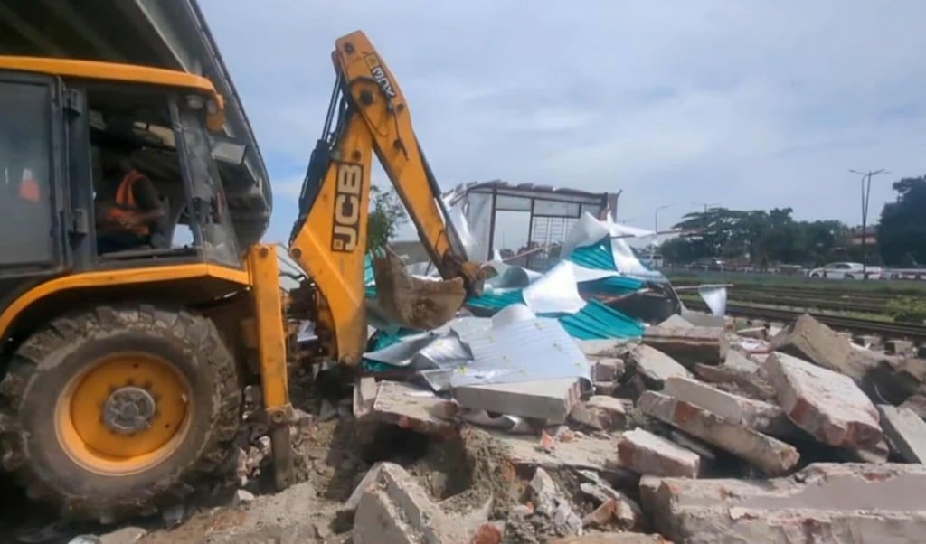 রাজধানীর খিলক্ষেতে অস্থায়ী মণ্ডপ সরানো প্রসঙ্গে রেল কর্তৃপক্ষের বক্তব্য 1751002931 রাজধানীর খিলক্ষেতে মণ্ডপ সরানো প্রসঙ্গে রেল কর্তৃপক্ষের বক্তব্য