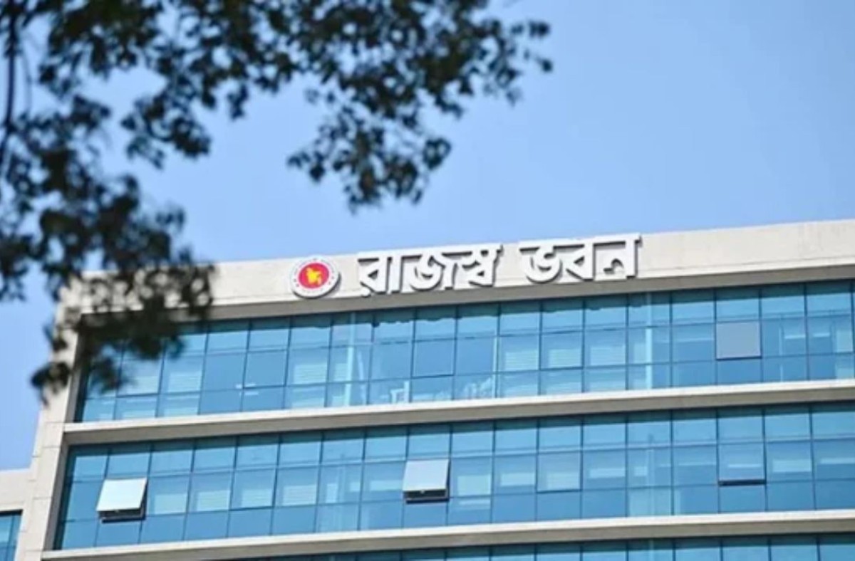 কর জালে চাপ বাড়ছে, তুলতে হবে ৩০ হাজার কোটি টাকা বেশি