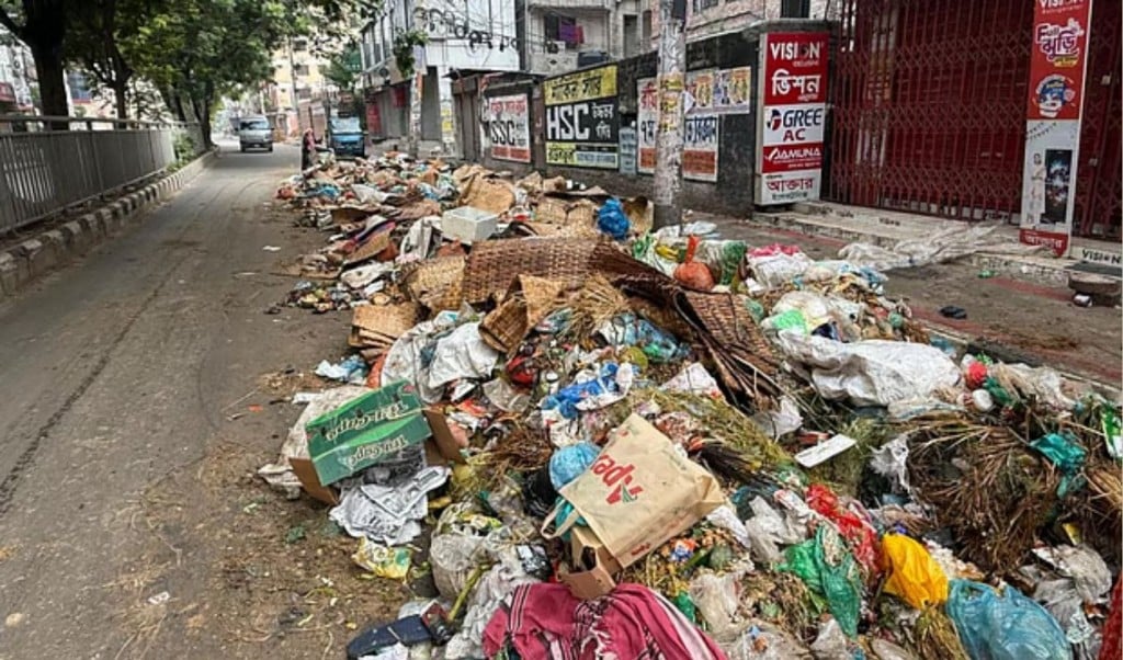রাতে শতভাগ বর্জ্য অপসারণের দাবি সকালে ভিন্ন চিত্র 1749364258 রাতে শতভাগ বর্জ্য অপসারণের দাবি, সকালে ভিন্ন চিত্র