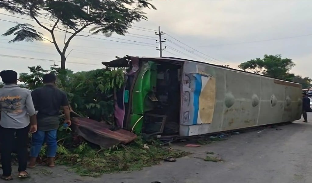 রামুতে বাস ও কাভার্ডভ্যান সংঘর্ষে বাবা ছেলেসহ নিহত ৩ আহত ২৫ 1750141688 রামুতে বাস ও কাভার্ডভ্যান সংঘর্ষে বাবা-ছেলেসহ নিহত ৩, আহত ২৫