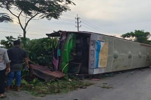 রামুতে বাস ও কাভার্ডভ্যান সংঘর্ষে বাবা-ছেলেসহ নিহত ৩, আহত ২৫